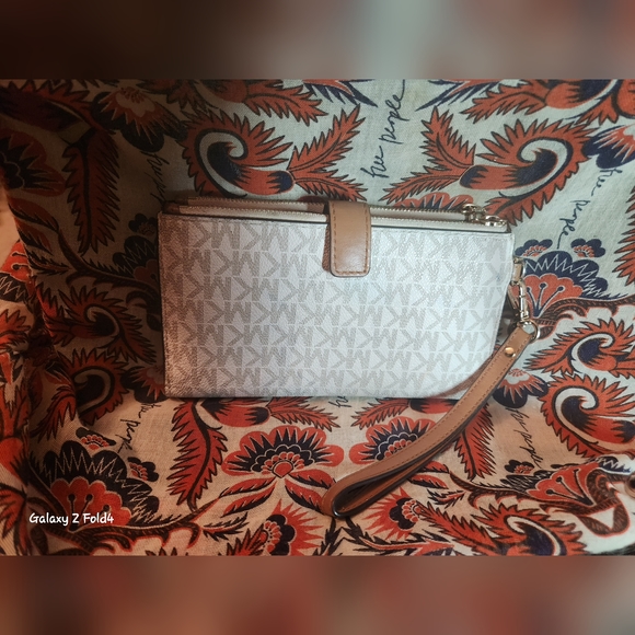 MICHAEL KOR WALLET NWOT - Picture 11 of 12